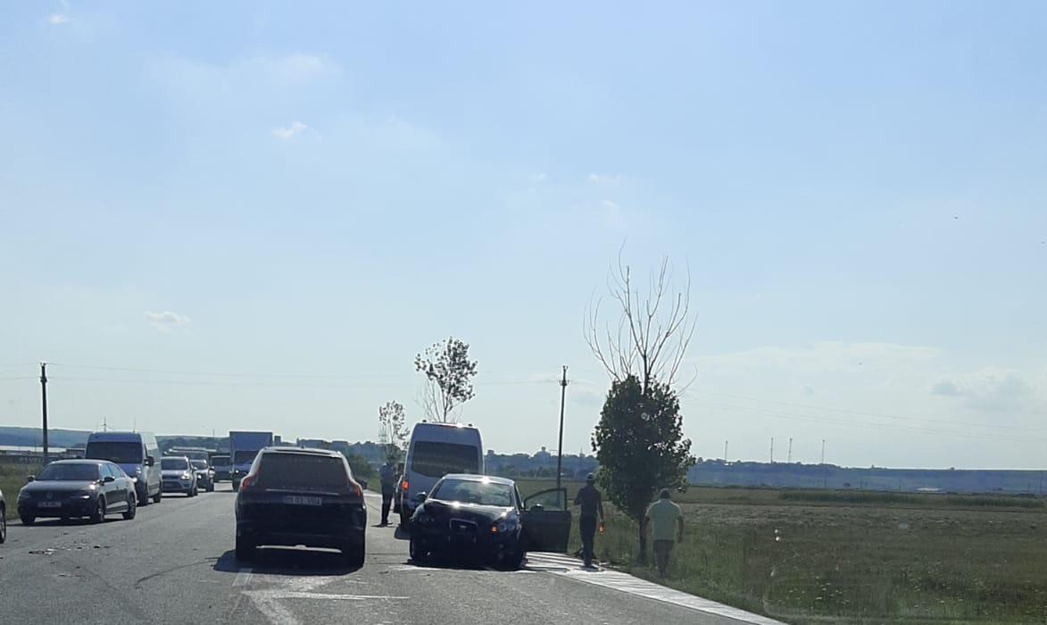 Accident rutier între Leţcani şi Podu Iloaiei. Mai multe autoturisme au fost implicate – EXCLUSIV, FOTO