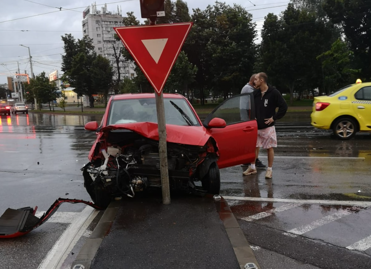 Accident rutier în Podu Roș! Un autoturism este grav avariat – EXCLUSIV/ FOTO