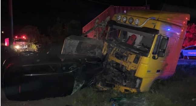 Accident rutier deosebit de grav în Telorman! Cinci persoane au murit după ce un microbuz a intrat într-un TIR – GALERIE FOTO