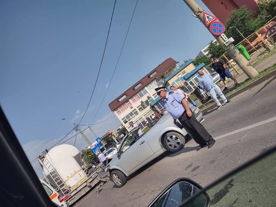Accident rutier pe Bulevardul Nicolae Iorga. O decapotabilă a intrat într-o cisternă – EXCLUSIV, FOTO
