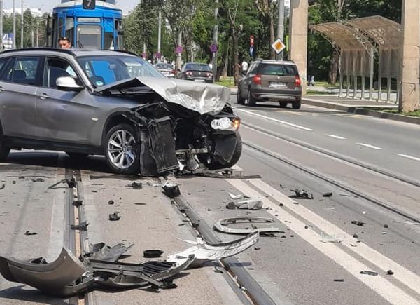 Accident rutier în Tudor Vladimirescu. Și-a făcut praf mașina, după o neacordare de prioritate! – EXCLUSIV