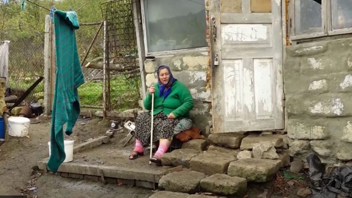 Rămasă fără un acoperiș deasupra capului, această femeie își trăiește bătrânețea într-un șopron