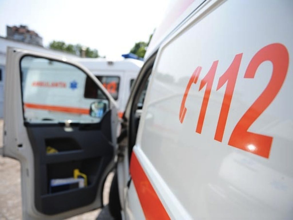 O turistă din Vama Veche a întâlnit o tânără cu un comportament bizar: „Umbla dezbrăcată, sângerândă şi urla pe trotuar”. Femeia a sunat imediat la 112