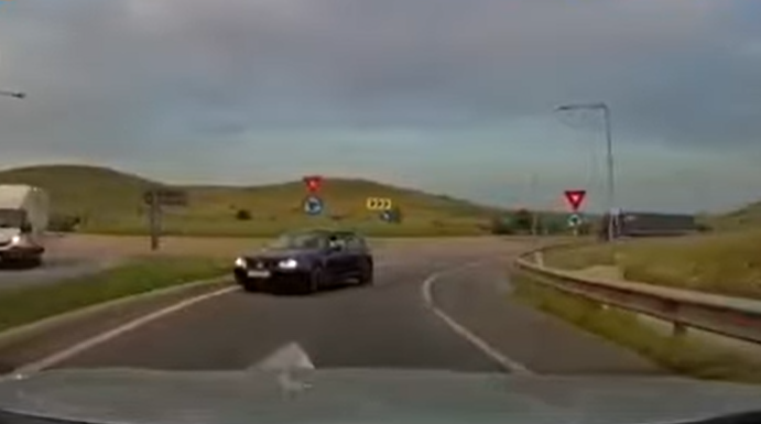 Autoturism surprins în timp ce merge pe contrasens pe autostradă. Șoferul este căutat de polițiști – VIDEO
