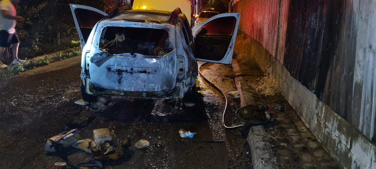 Incendiu în cartierul Moara de Vânt! Un autoturism a fost cuprins de flăcări – EXCLUSIV/ GALERIE FOTO/ VIDEO