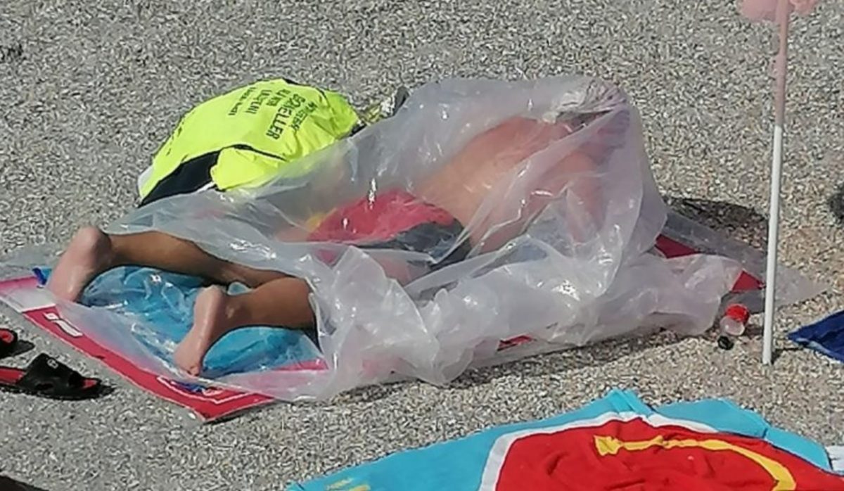 Bărbat surprins pe plajă într-un sac de celofan. Explicaţia gestului său este lăudabilă