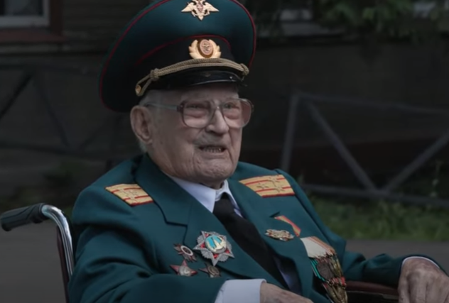 Un bătrân de 102 ani s-a vindecat de o infecție gravă cu COVID-19. A stat 37 de zile în spital