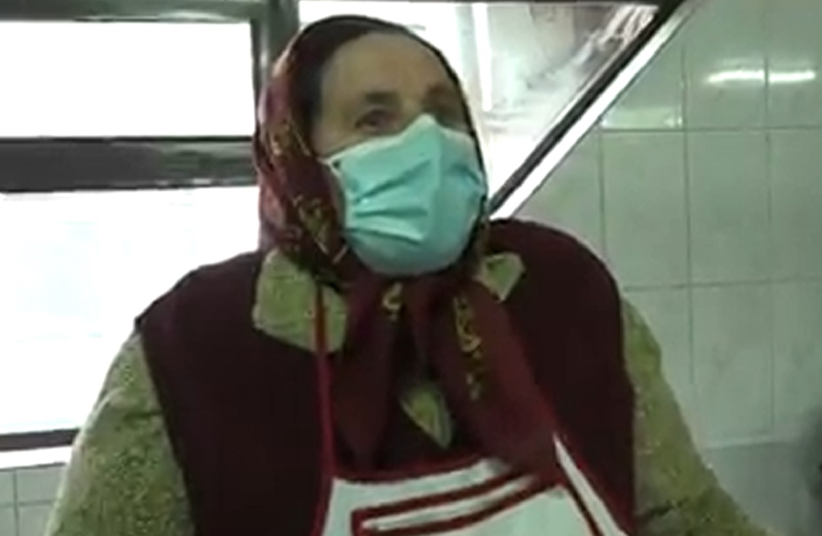 Povestea tristă a unei bătrâne fără pensie care vinde lactate în piață. „Cu ce să trăiesc?!”