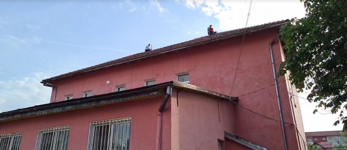 Tentativă dublă de suicid la Petroşani. Doi bărbaţi ameninţă că se aruncă de pe sediul Casei de Pensii – LIVE VIDEO, FOTO, UPDATE