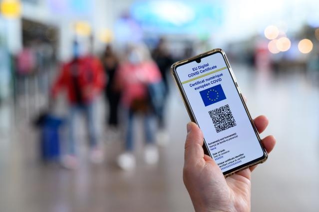 Pasagerii cu certificat digital european COVID-19 scapă de controlul DSP la aeroportul Henri Coandă