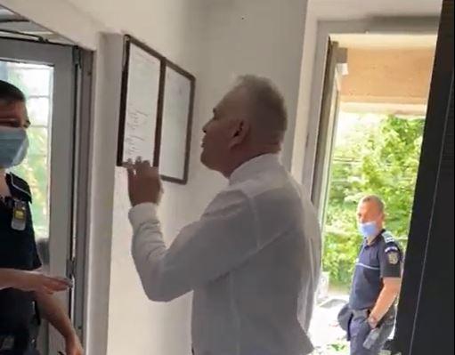 Comisarul șef din MAI, Christian Ciocan filmat in timp ce jignește politistii care l-au lăsat fără permis pentru că a incălcat 7 prevederi legale – VIDEO