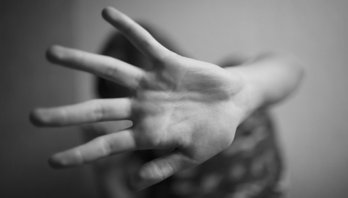 Un băiat de 13 ani din județul Prahova a fost bătut până la leșin de mama și fratele unui băiat de 8 ani