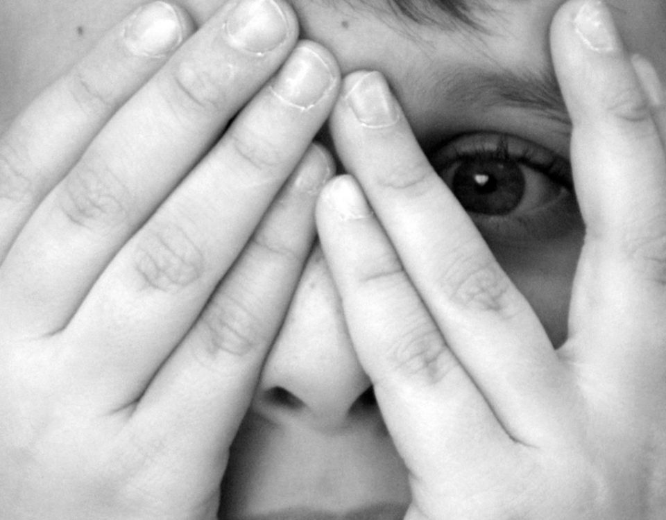 Copil de 13 ani, bătut cu bestialitate de concubinul mamei sale, în Lunca Mureșului. Bărbatul a fost reținut de polițiști