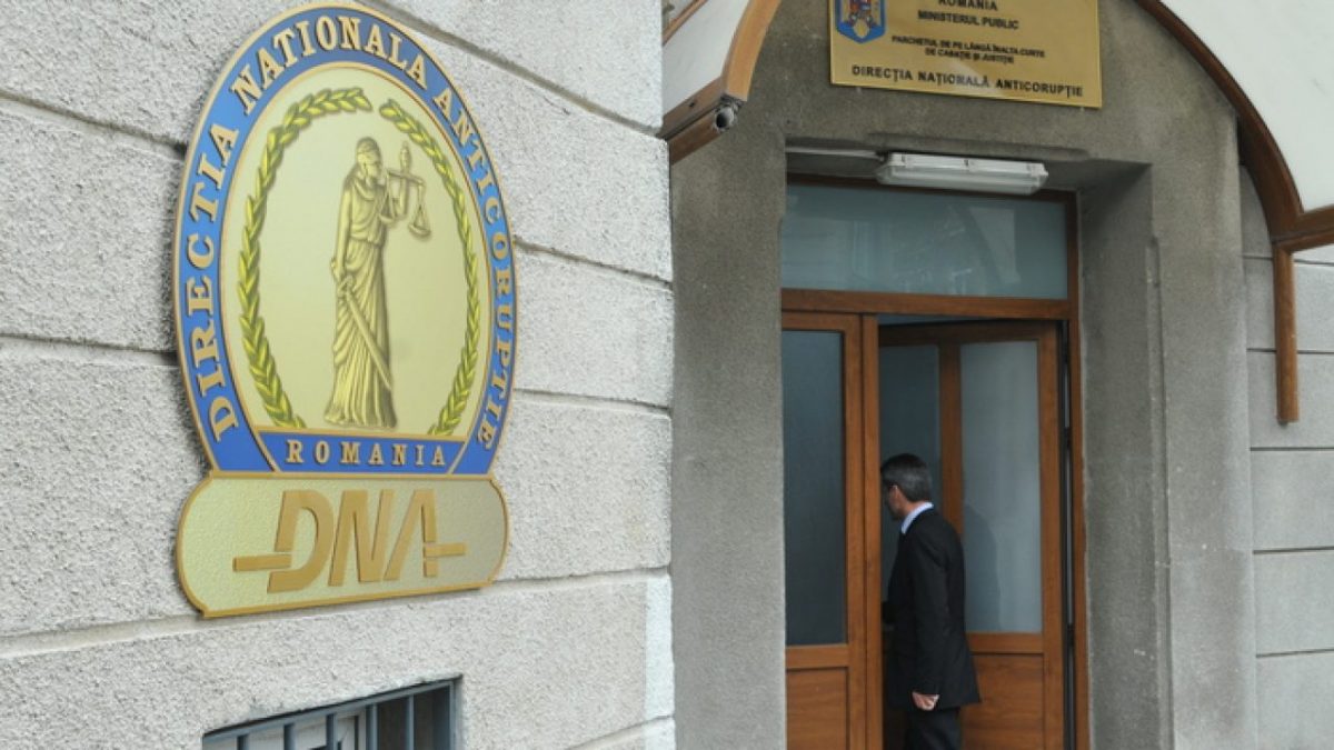 Peste 20 de polițiști de la IPJ Botoșani, trimiși în judecată de DNA pentru luat de mită