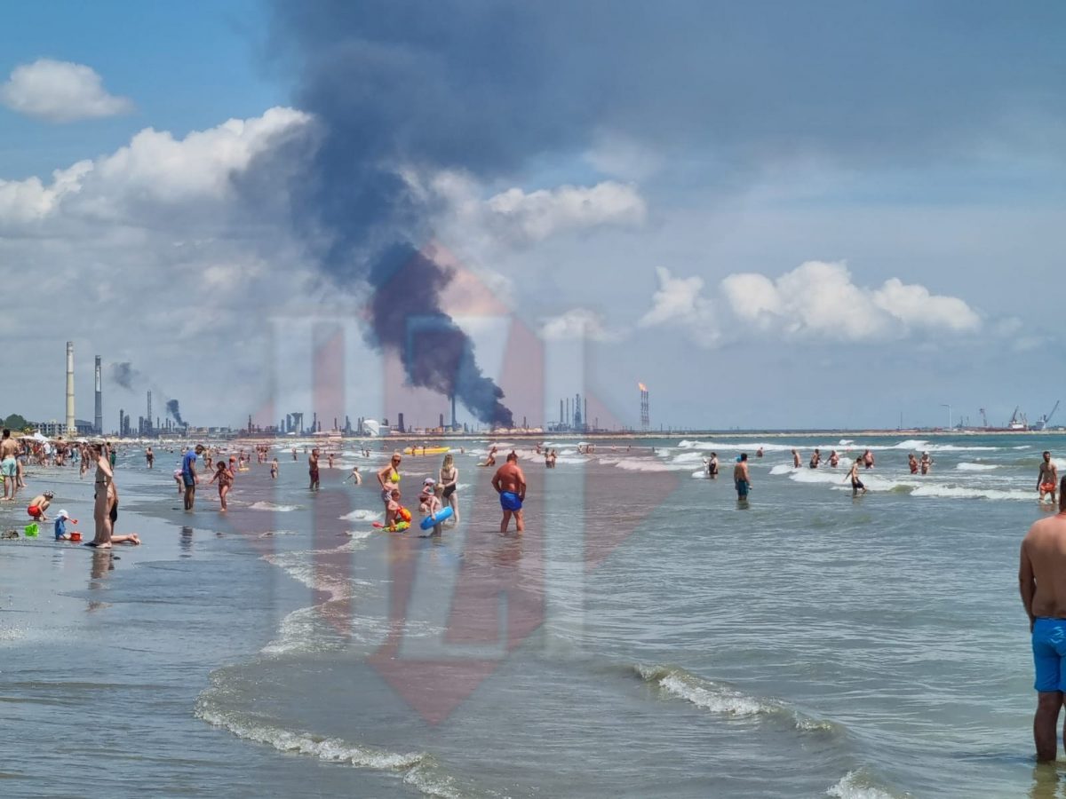 Momentul exploziei de la Rafinăria Petromidia. Imaginile, surprinse de un turist ce filma delfinii – VIDEO