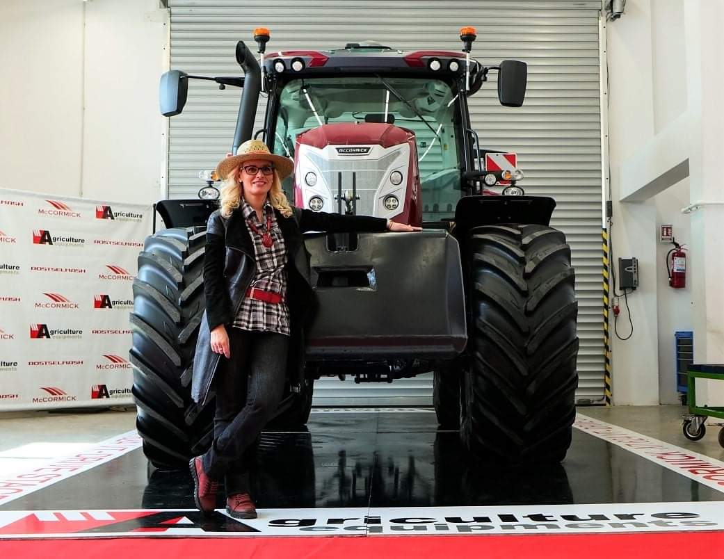 Prima femeie care traversează România cu tractorul vine la Iaşi. Aventura ei este una spectaculoasă