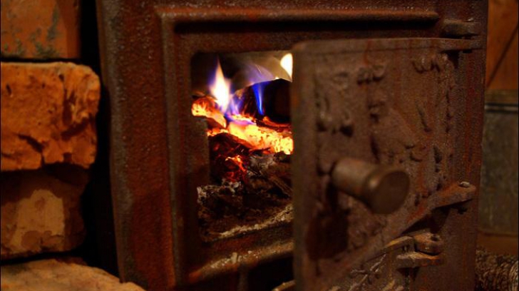 Un băiat de 11 ani din județul Vaslui a luat foc în timp ce încerca să aprindă o sobă cu benzină