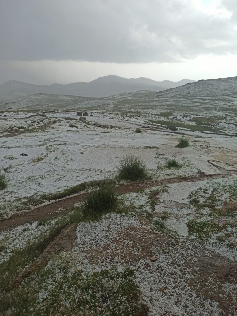 Fenomene meteo extreme pe platoul Bucegi, pe Valea Prahovei și în Bușteni! Au fost căderi masive de grindină