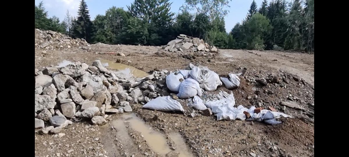 Descoperire incredibilă! Primăria Sinaia aprobă gropi de gunoaie în munți