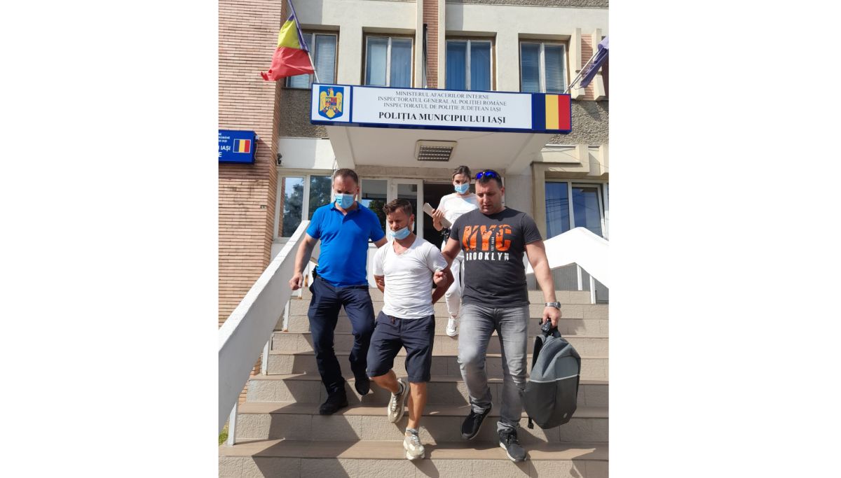 Un bărbat a fost reținut de polițiștii ieșeni, după ce ar fi furat mai multe haine și genți din două magazine
