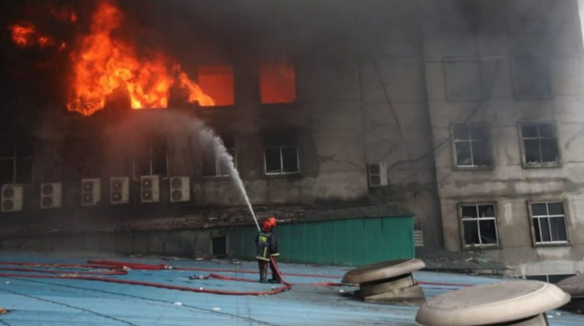 Incendiu puternic la o fabrică din Bangladesh. Peste 50 de morţi şi 30 de răniţi – FOTO, VIDEO