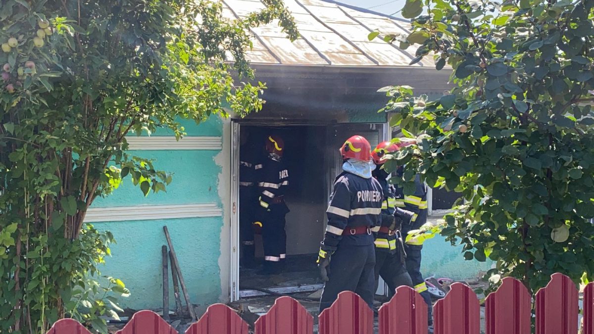 Incendiu la o casă din Lunca Cetăţuii. Trei autospeciale intervin pentru stingerea flacărilor – EXCLUSIV, FOTO, UPDATE, VIDEO