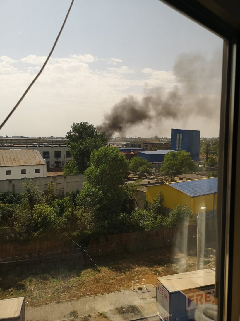 Incendiu puternic la Galați. O hală industrială cu mase plastice a luat foc – FOTO