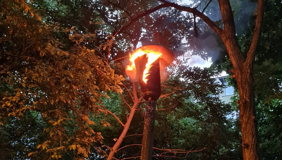 Incendiu în municipiul Iași! Conductorii electrici ai unei instalații aeriene de transport au luat foc – EXCLUSIV