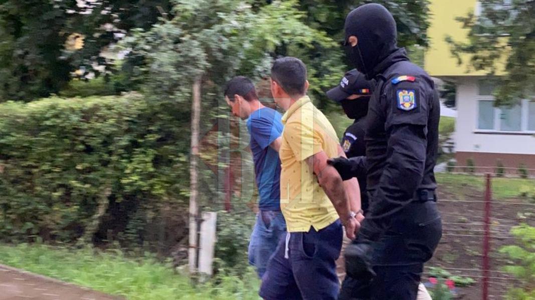 Nota de plată pentru tinerii care traficau droguri! 6 dintre ei au fost reținuți pentru trafic, iar incă unul pentru conducerea sub influenţa stupefiantelor! Era să dea cu mașina peste un poliţist – EXCLUSIV