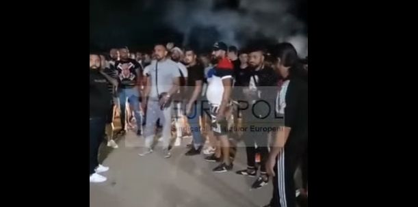 Petrecere cu interlopi, topoare, furci şi săbii în București! Poliţiştii stau nepăsători – FOTO, VIDEO