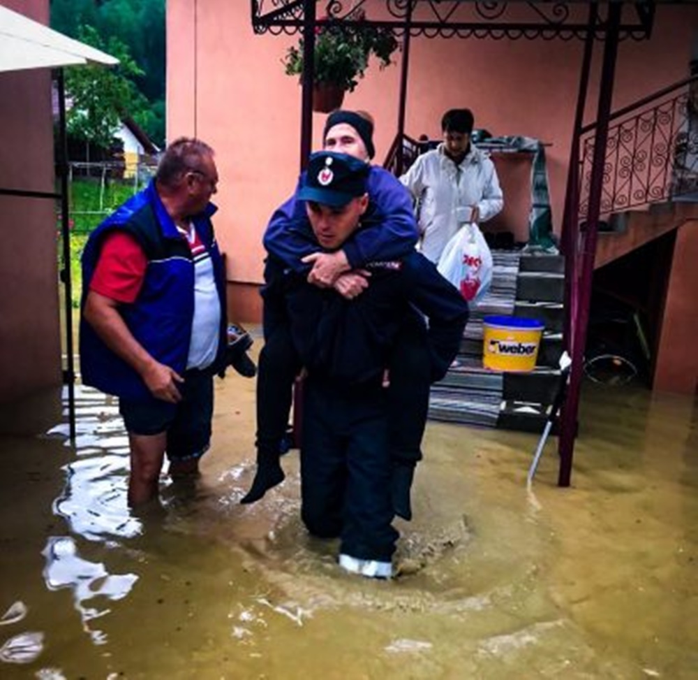 Peste 200 de persoane, printre care peste 70 de copii, au fost evacuate şi cazate temporar ca urmare a inundațiilor din România
