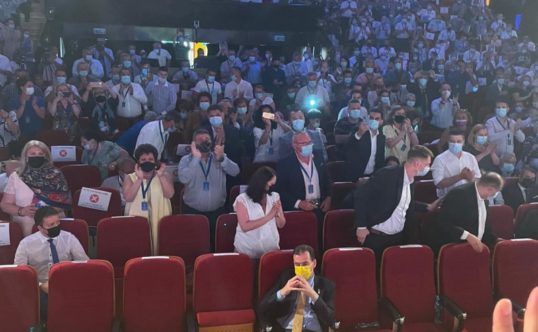 Ludovic Orban acuză o regie în cazul pozei în care apare stând singur! Cine a fost cel care i-a făcut poza