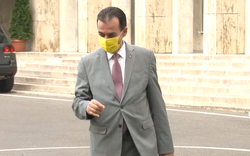Ludovic Orban, udat de stropitorile de la Guvern, în timpul declarațiilor