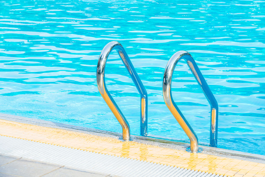 Caz șocant la Mamaia! O fetiță a ajuns la spital, după ce și-a prins mâna în tubul de absorbție al unei piscine