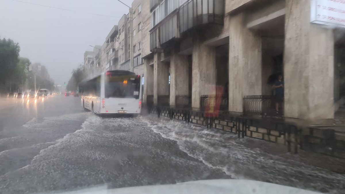 Ploaia a pus stăpânire pe municipiul Iași! Străzile sunt în pericol de a fi inundate – FOTO/ VIDEO