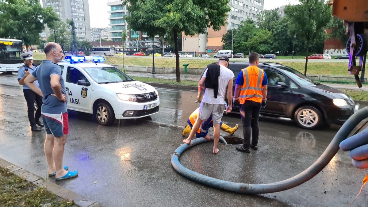 Apa dintr-un canal a refulat la Iași, în urma ploii violente