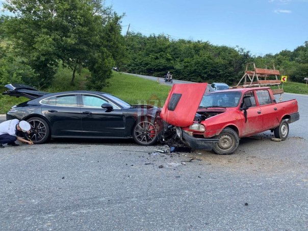 Un Porsche a fost făcut praf de o Dacie Papuc care a rămas fără frâne – FOTO