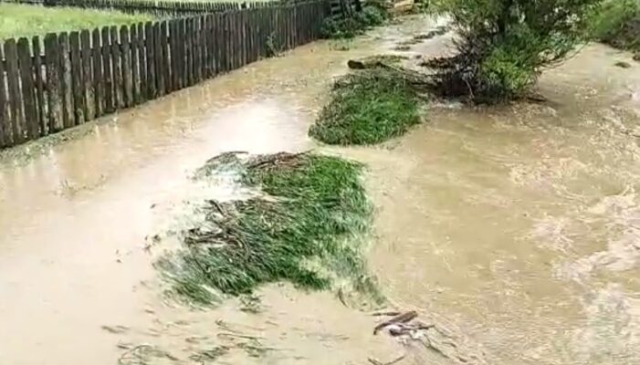 Avertizare meteo de vreme rea. Meteorologii anunță scurgeri de pe versanți, pâraie și viituri rapide cu creșteri de debite