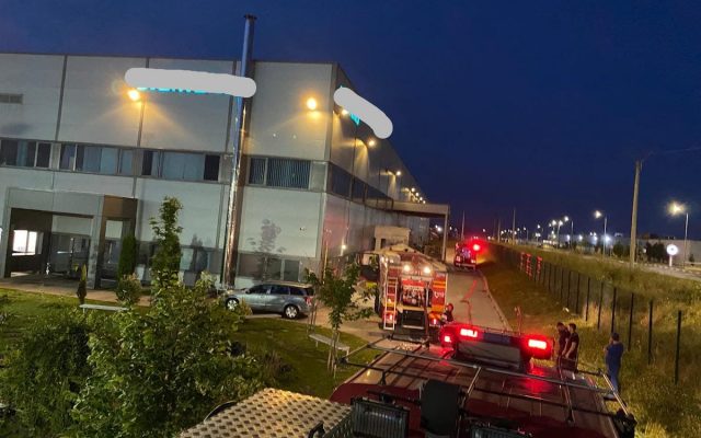 Incendiu puternic la o fabrică din judeţul Sibiu! Zeci de oameni s-au autoevacuat
