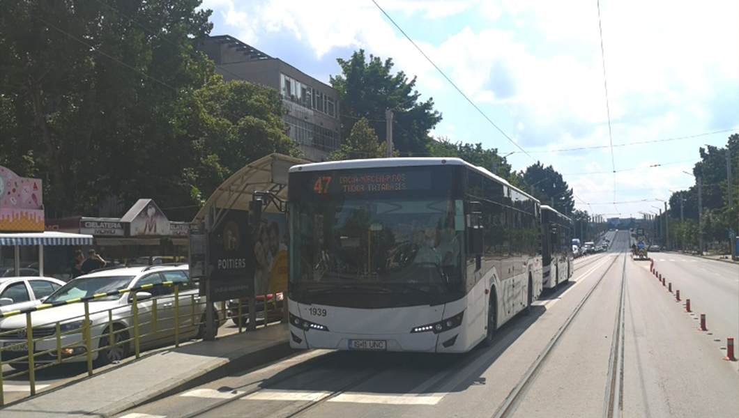 Atenţie, călători! O staţie de autobuz din Iași a fost mutată în contextul apariției unei benzi unice destinate transportului public în comun