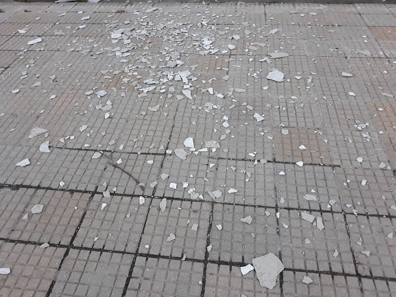 Atenție, cade tencuiala de pe un bloc din Păcurari! Autoritățile au intervenit – EXCLUSIV