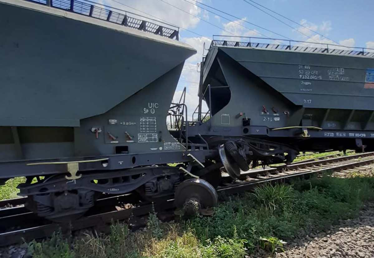 Un tren de marfă a deraiat pe magistrala 800 Bucureşti – Constanţa. Circulația este blocată