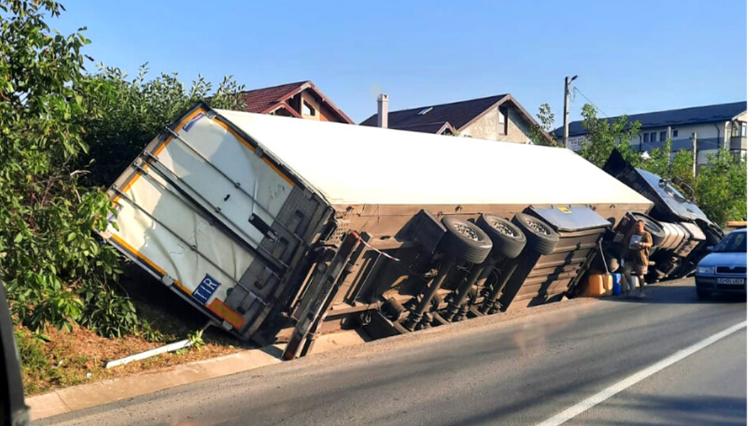 Circulaţia a mai multor autobuze este îngreunată după ce un TIR s-a răsturnat în zona municipiului Iași – FOTO