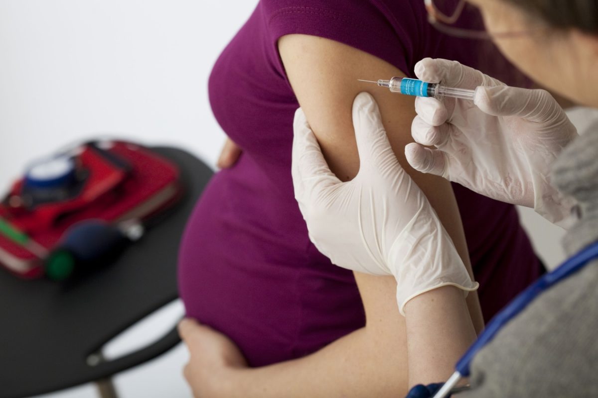 Vaccinarea împotriva COVID-19, fertilitatea, sarcina și alăptarea