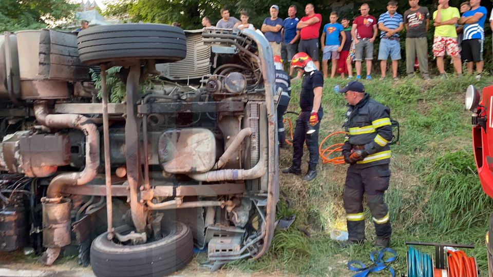 Accident rutier în localitatea ieșeană Cozia. Un tir s-a răsturnat. O persoană este încarcerată – Exclusiv, Galerie Foto, Update