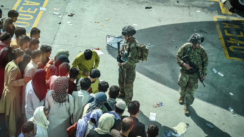 Trupele americane din Kabul care supraveghează evacuarea pe aeroport au tras mai multe focuri de armă pentru a menține situația sub control