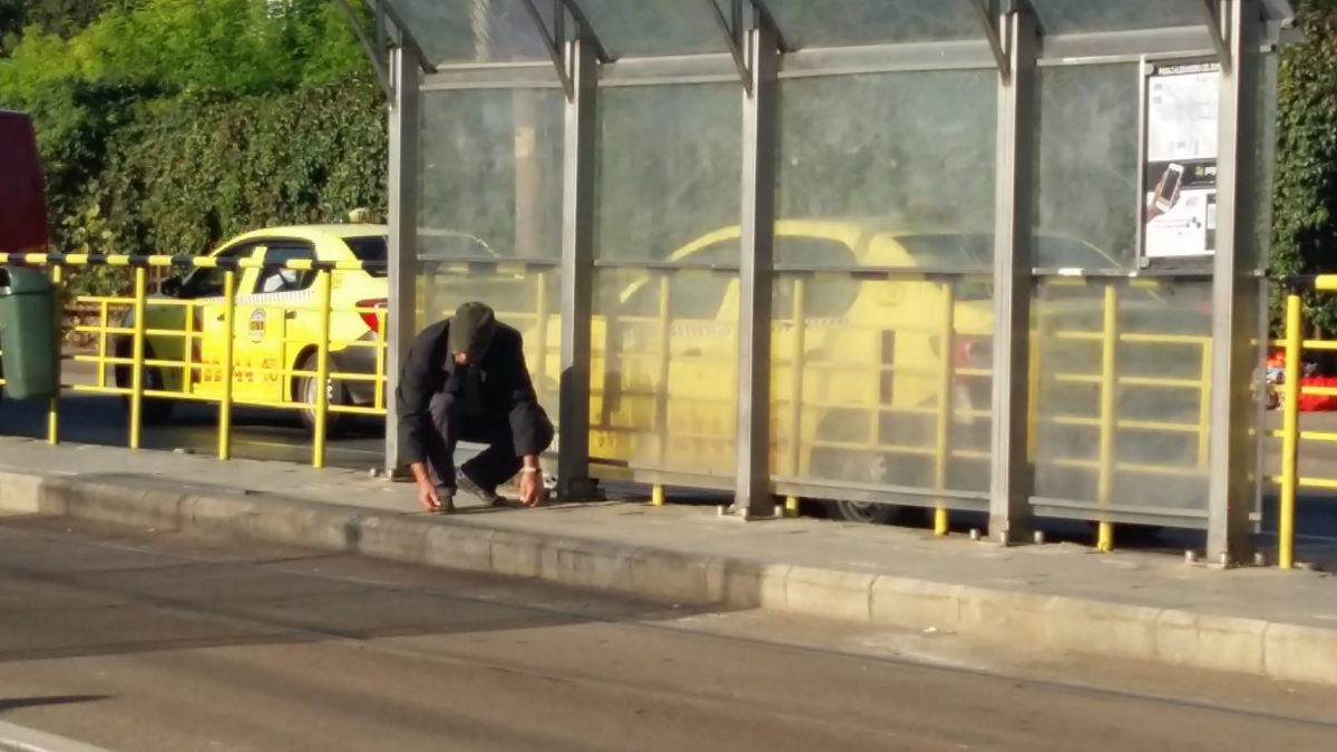 Angajaţii CTP iau măsurători cu ruleta pentru a mai îngusta o stație de tramvai – GALERIE FOTO