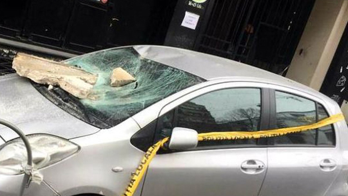 Și cu mașina distrusă, și fără despăgubiri! O ieșeancă a rămas cu paguba după ce bucăți din tencuiala unui bloc au căzut pe autoturismul ei (Exclusiv)