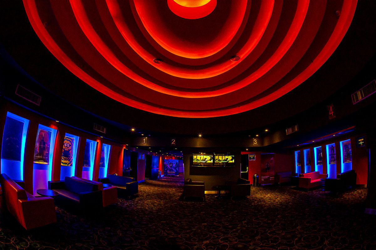 Lora și Cosmin Seleși, printre artiștii care vin astăzi în Iulius Mall Iași pentru lansarea filmului „Pup-o, mă! 2: Mireasa nebună”