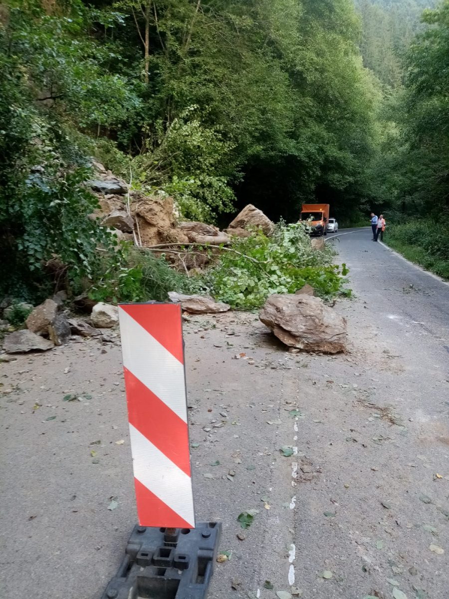 Trafic blocat temporar pe DN 17B, Crucea – Holda, județul Suceava din cauza căderilor de pietre